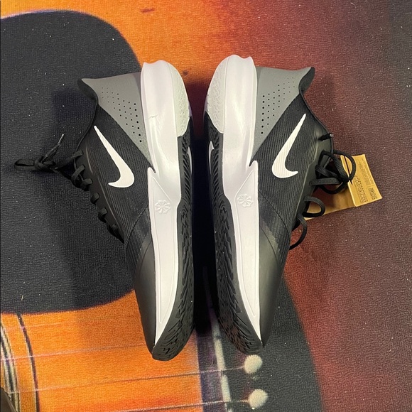 Nike Men's Black and White Athletic Shoes - Picture 5 of 8